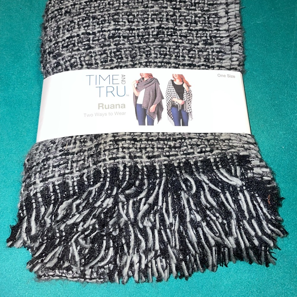 Time and Tru Ruana Scarf - Picture 2 of 4